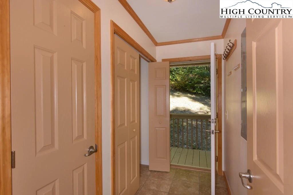 Image number 9 for the current listing