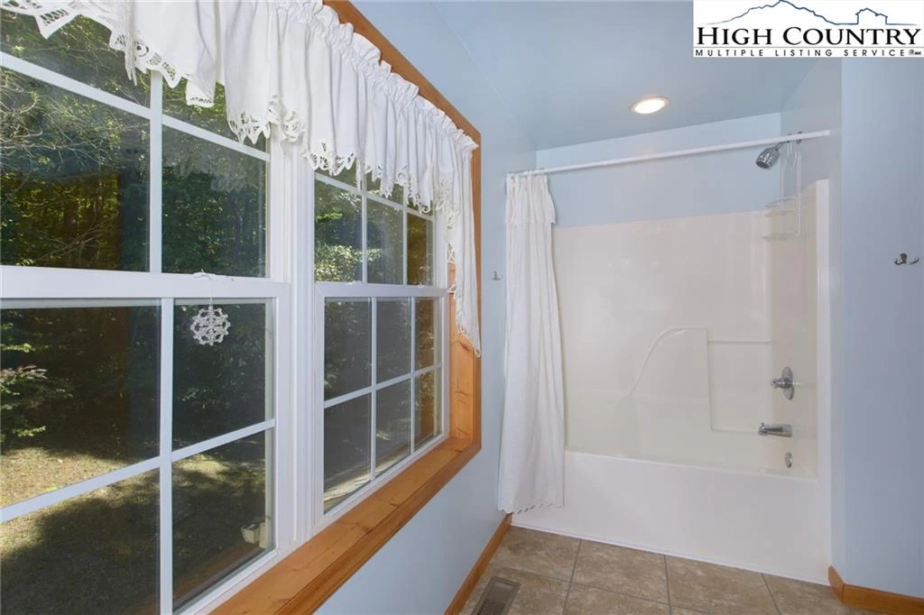 Image number 11 for the current listing
