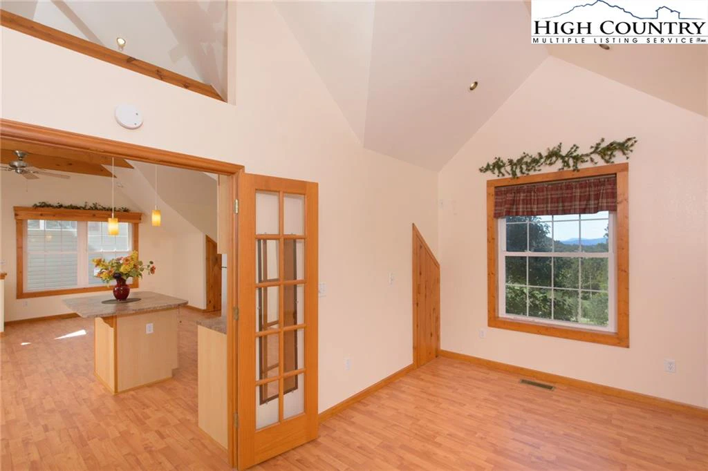 Image number 21 for the current listing