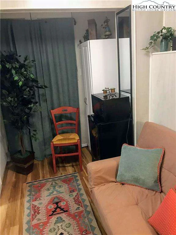 Image number 4 for the current listing