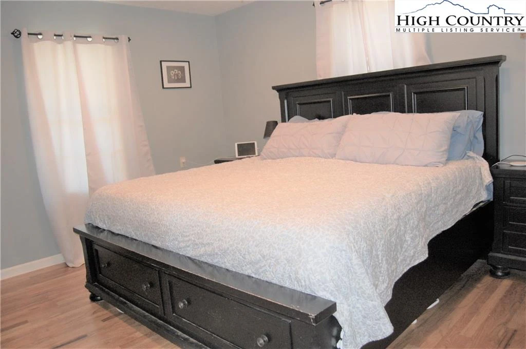 Image number 12 for the current listing