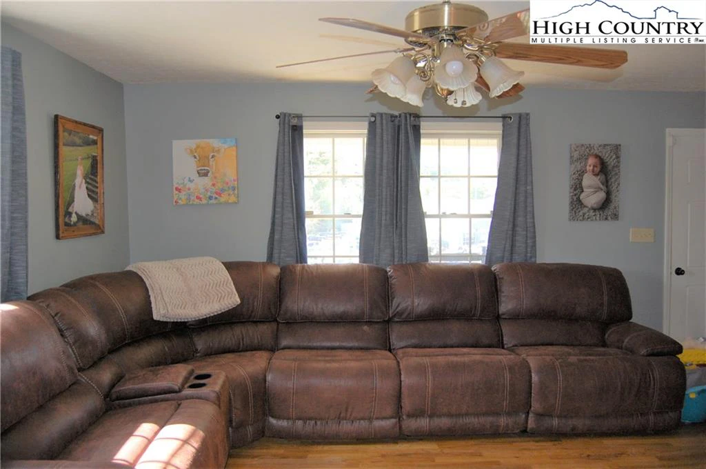 Image number 20 for the current listing