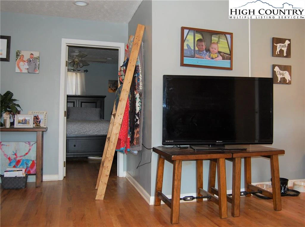Image number 19 for the current listing