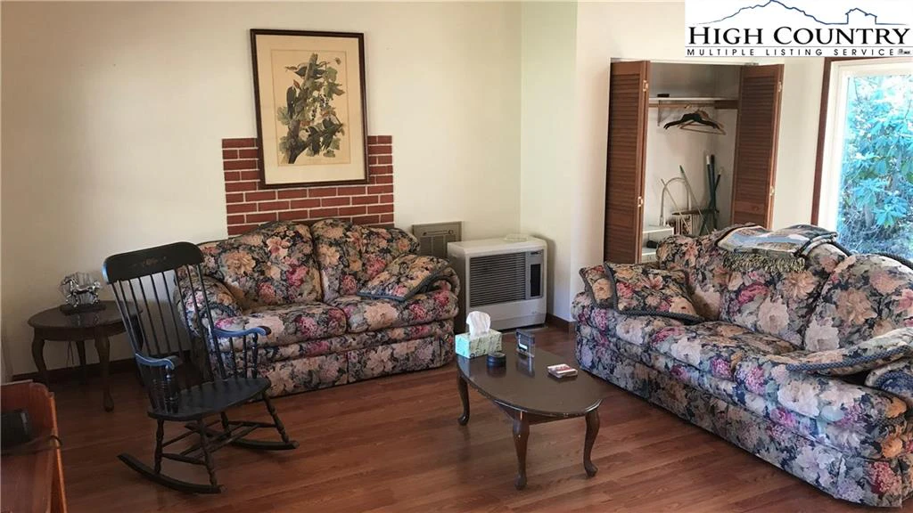 Image number 5 for the current listing