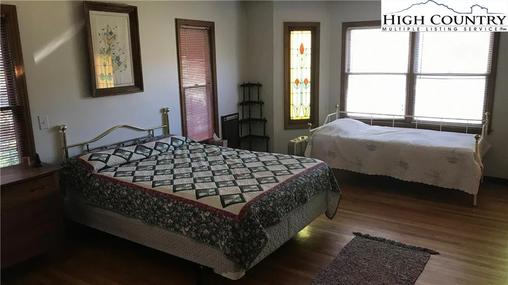 Image number 7 for the current listing