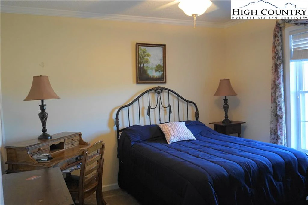Image number 4 for the current listing