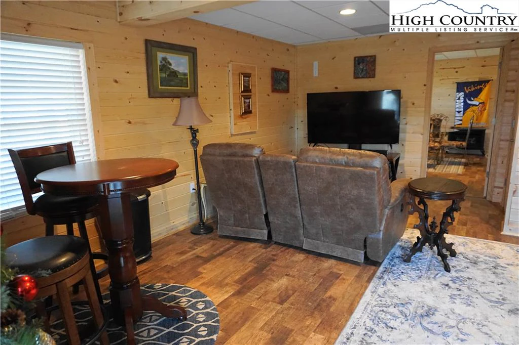 Image number 8 for the current listing