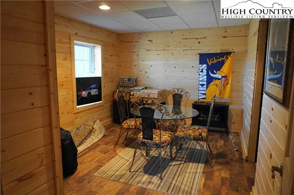 Image number 9 for the current listing