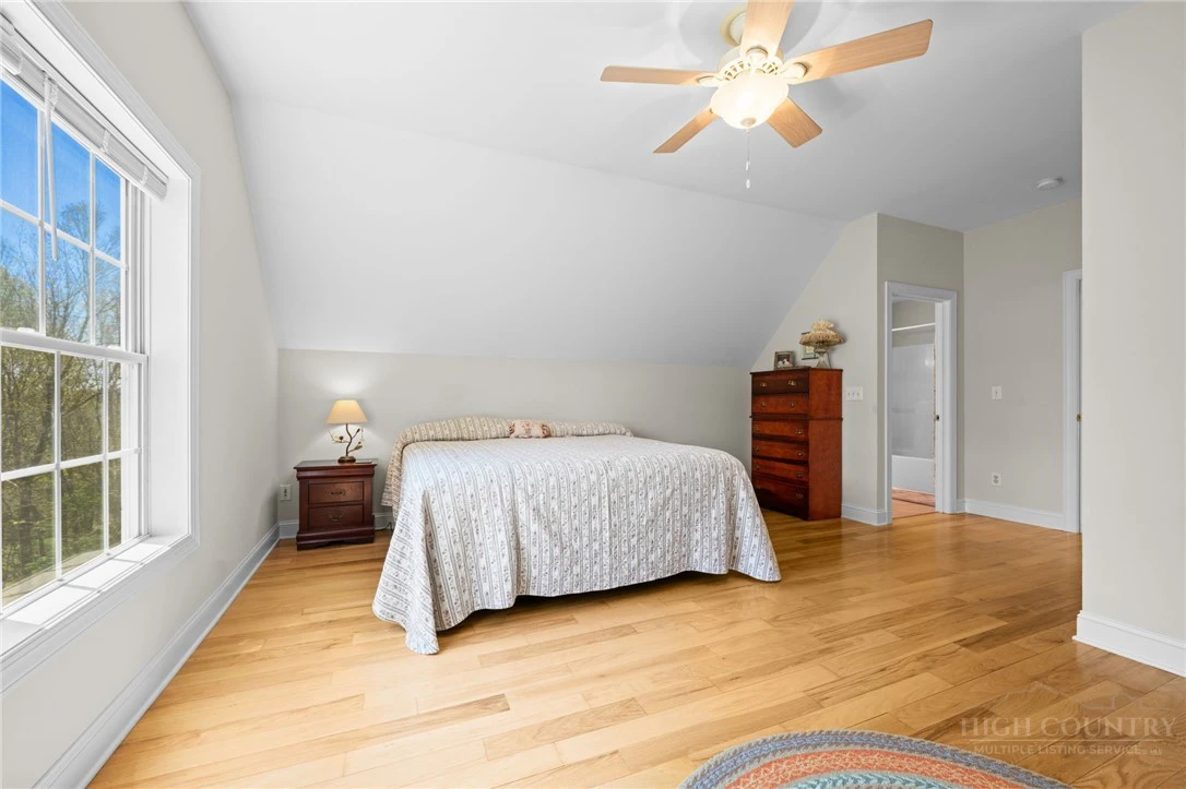 Image number 4 for the current listing