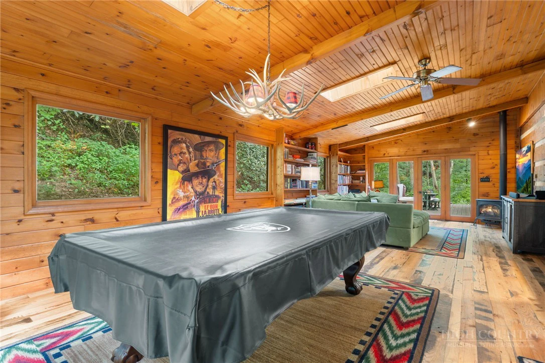Image number 13 for the current listing