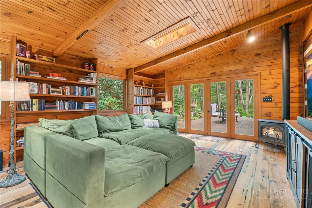 Image number 14 for the current listing