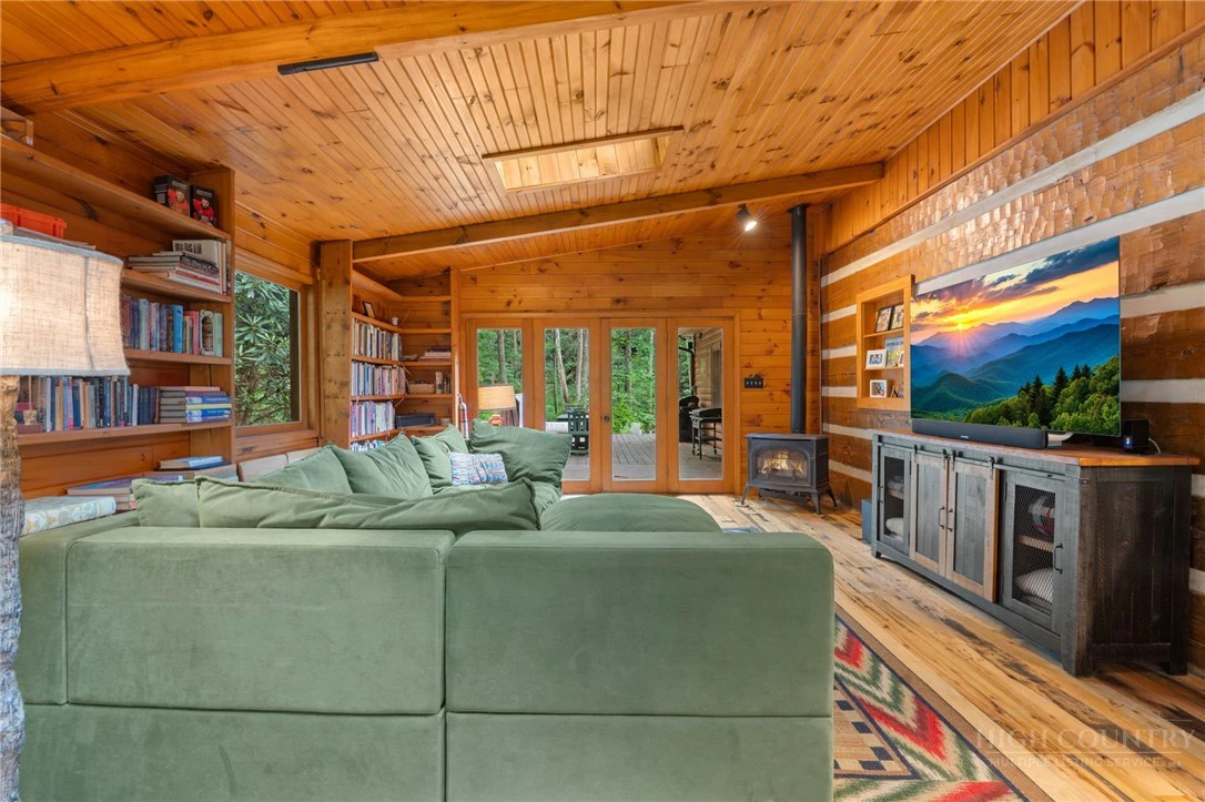 Image number 15 for the current listing