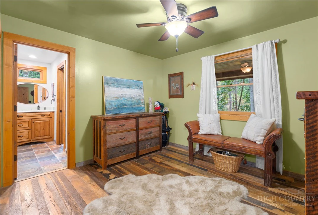 Image number 18 for the current listing