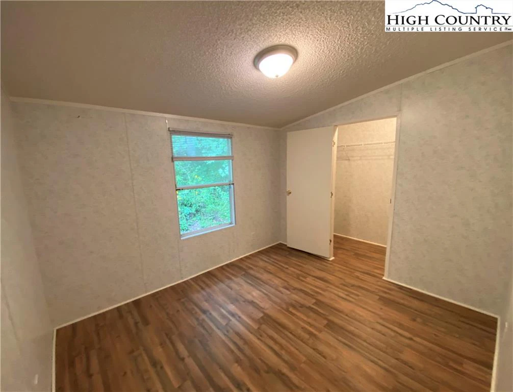 Image number 15 for the current listing