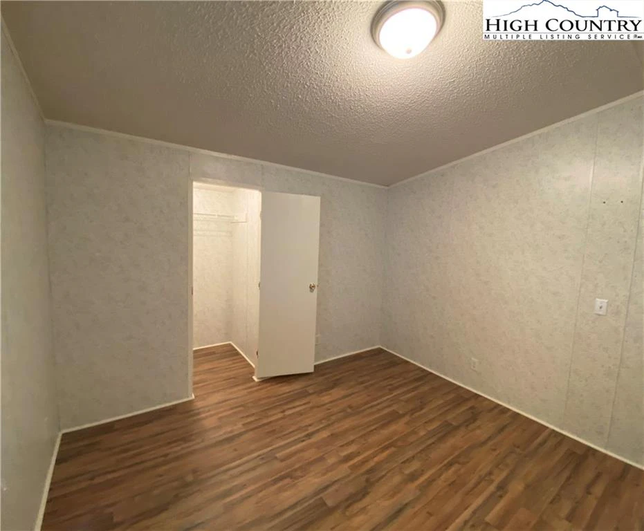 Image number 14 for the current listing
