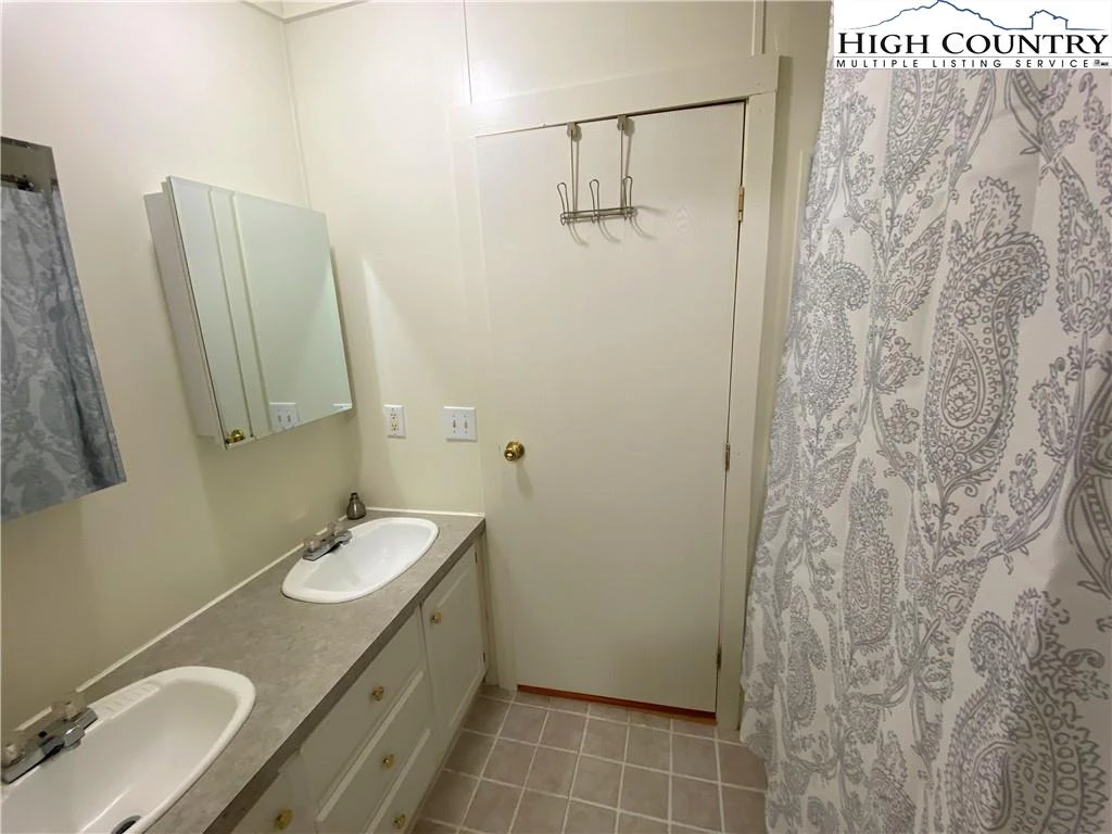 Image number 9 for the current listing