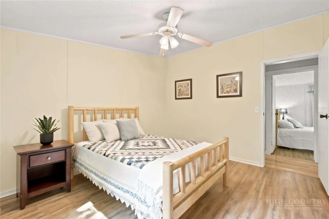 Image number 3 for the current listing