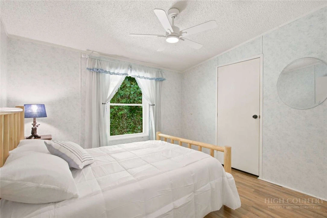 Image number 4 for the current listing