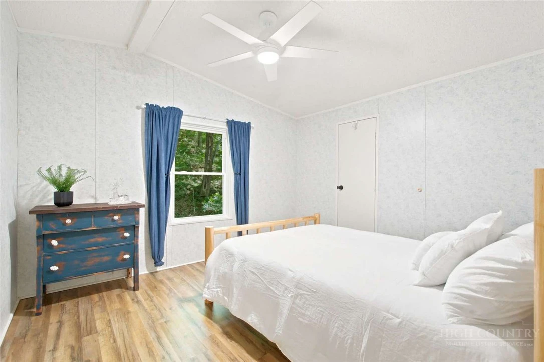 Image number 5 for the current listing