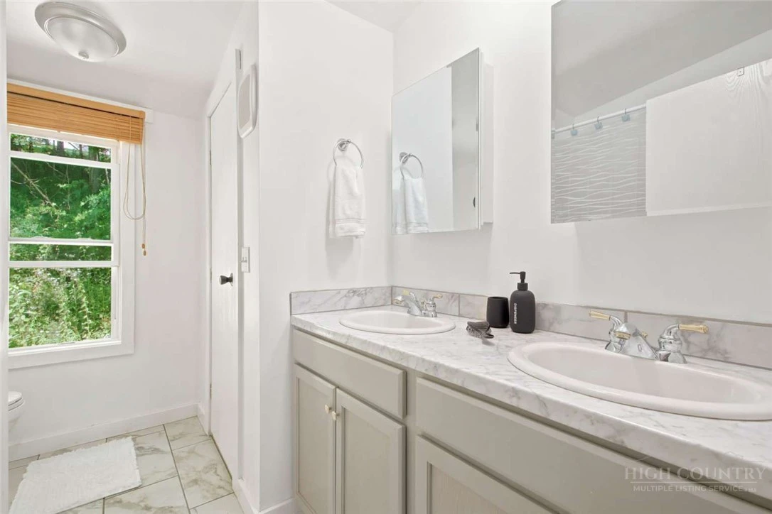 Image number 6 for the current listing