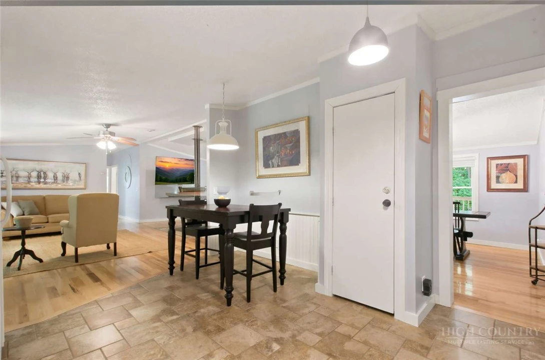 Image number 11 for the current listing