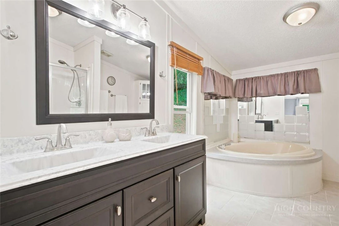 Image number 18 for the current listing