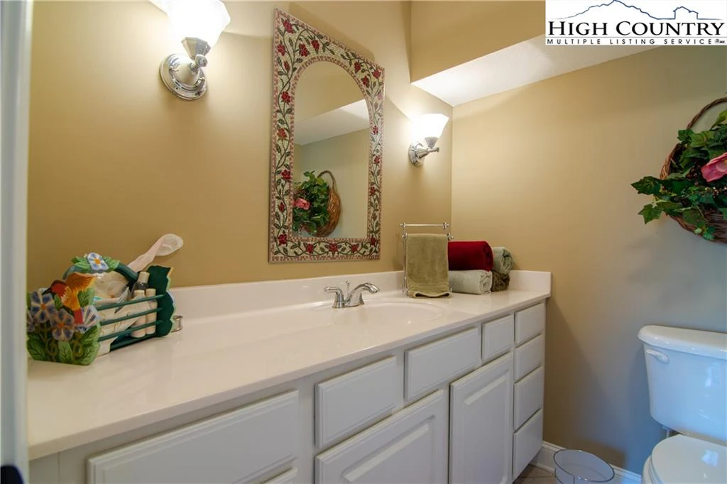 Image number 9 for the current listing