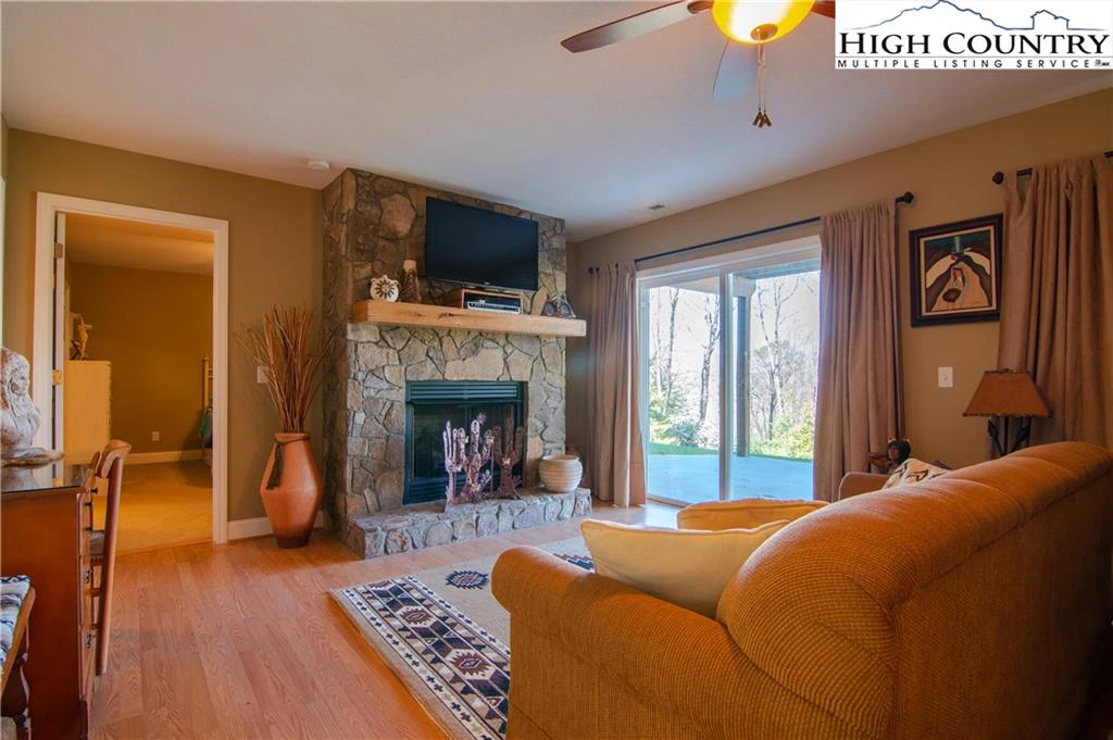Image number 11 for the current listing