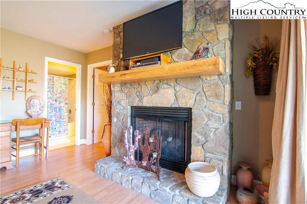 Image number 12 for the current listing