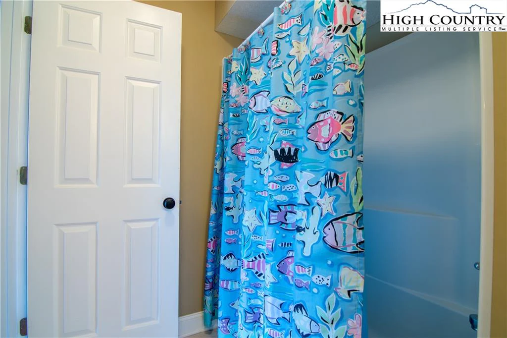 Image number 16 for the current listing