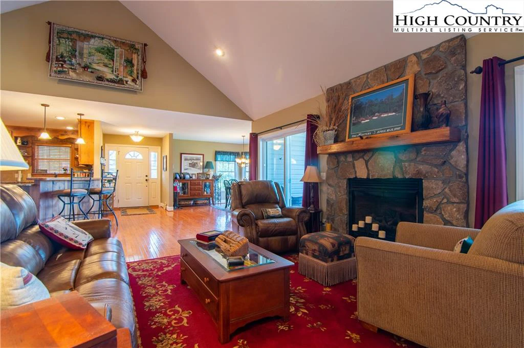 Image number 19 for the current listing