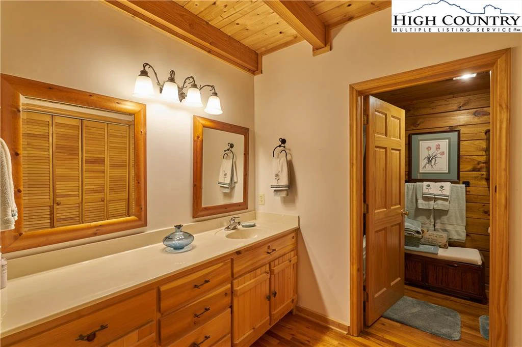 Image number 8 for the current listing