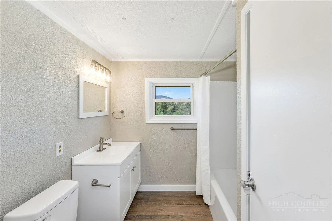 Image number 18 for the current listing