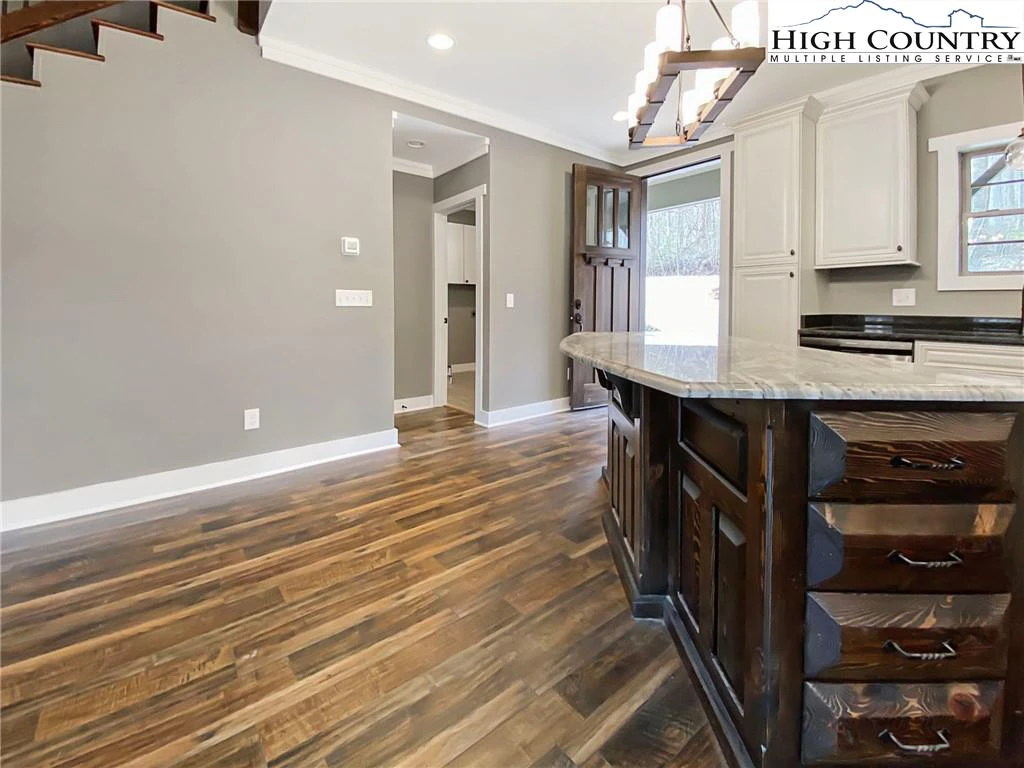 Image number 3 for the current listing