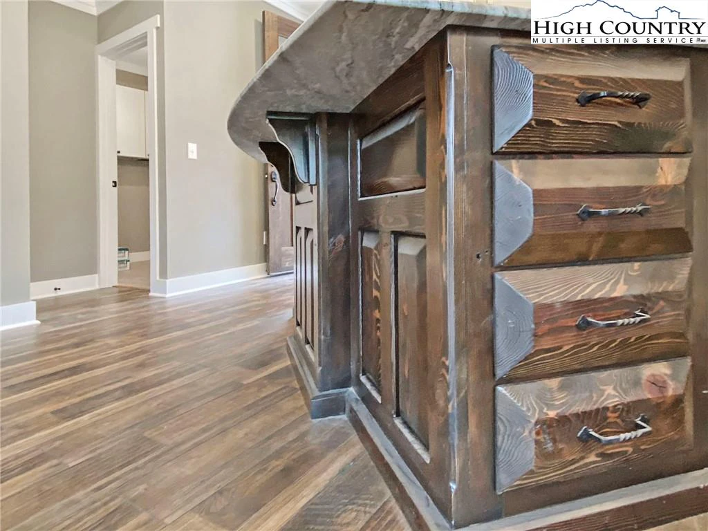Image number 4 for the current listing