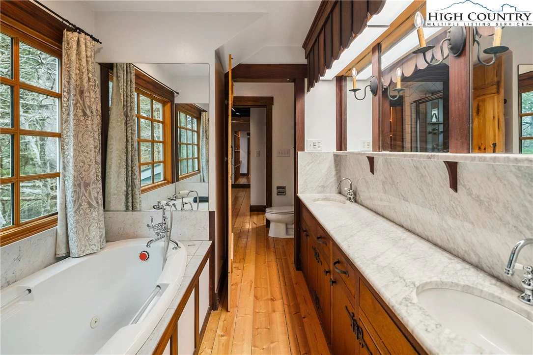 Image number 5 for the current listing