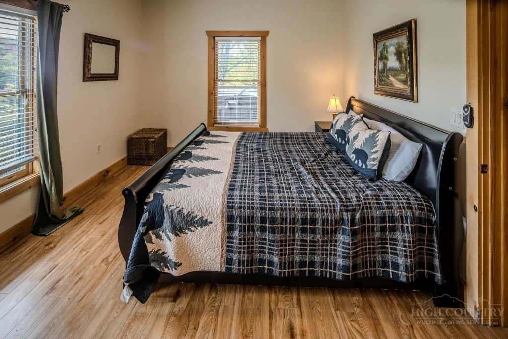 Image number 2 for the current listing