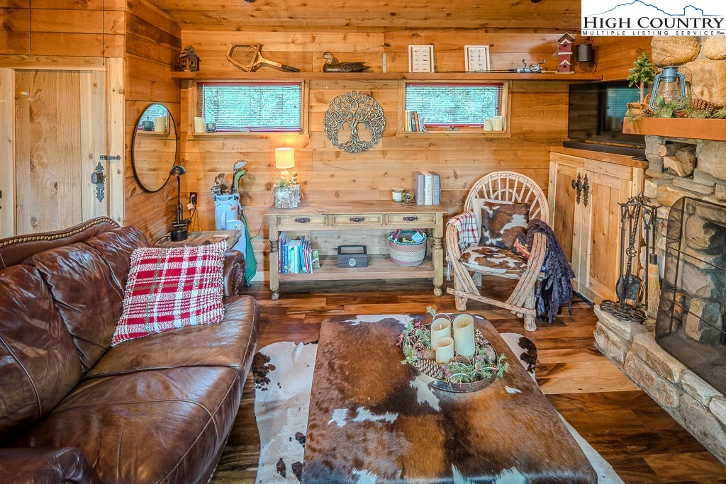 Image number 10 for the current listing