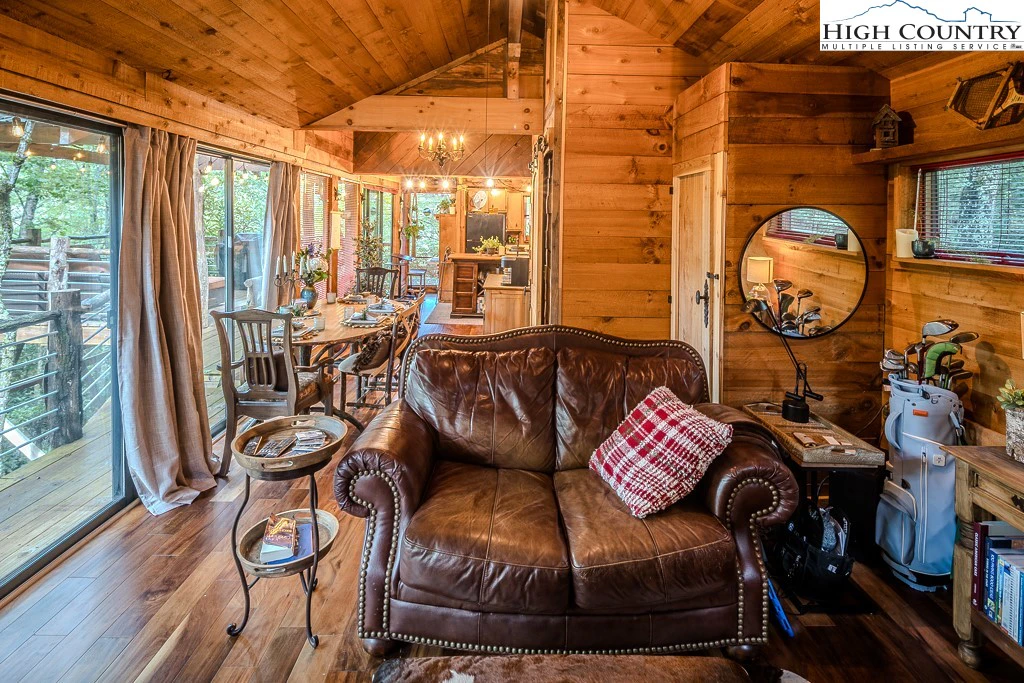 Image number 9 for the current listing
