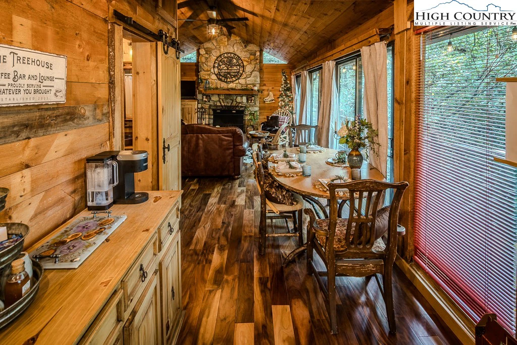 Image number 4 for the current listing