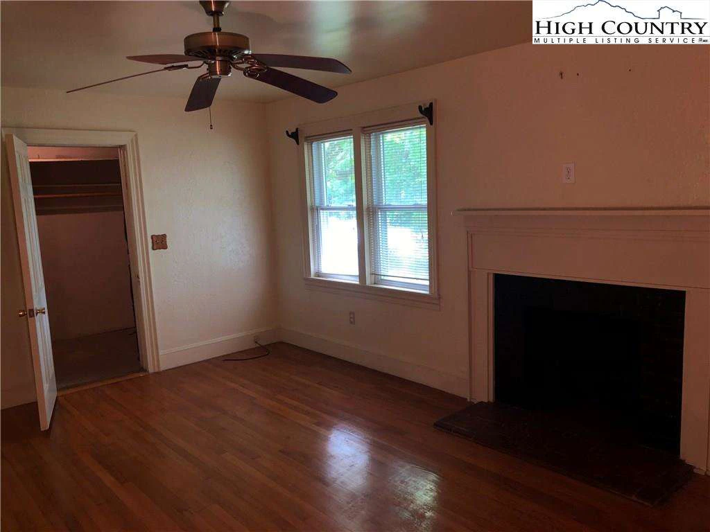 Image number 19 for the current listing