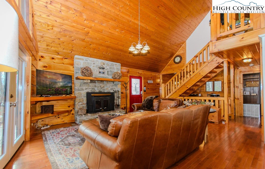 Image number 33 for the current listing