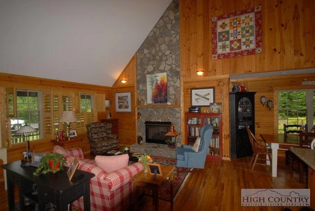 Image number 11 for the current listing