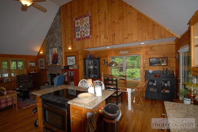 Image number 8 for the current listing