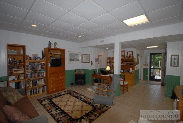 Image number 19 for the current listing