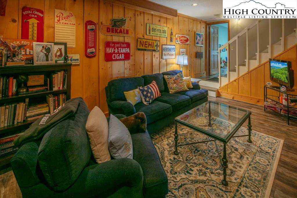 Image number 9 for the current listing