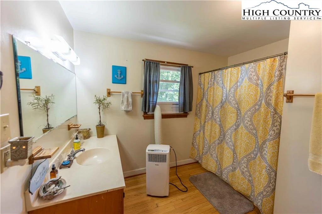 Image number 3 for the current listing
