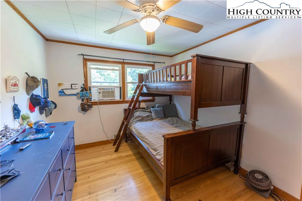 Image number 5 for the current listing