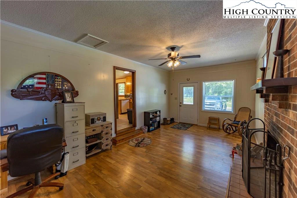 Image number 9 for the current listing