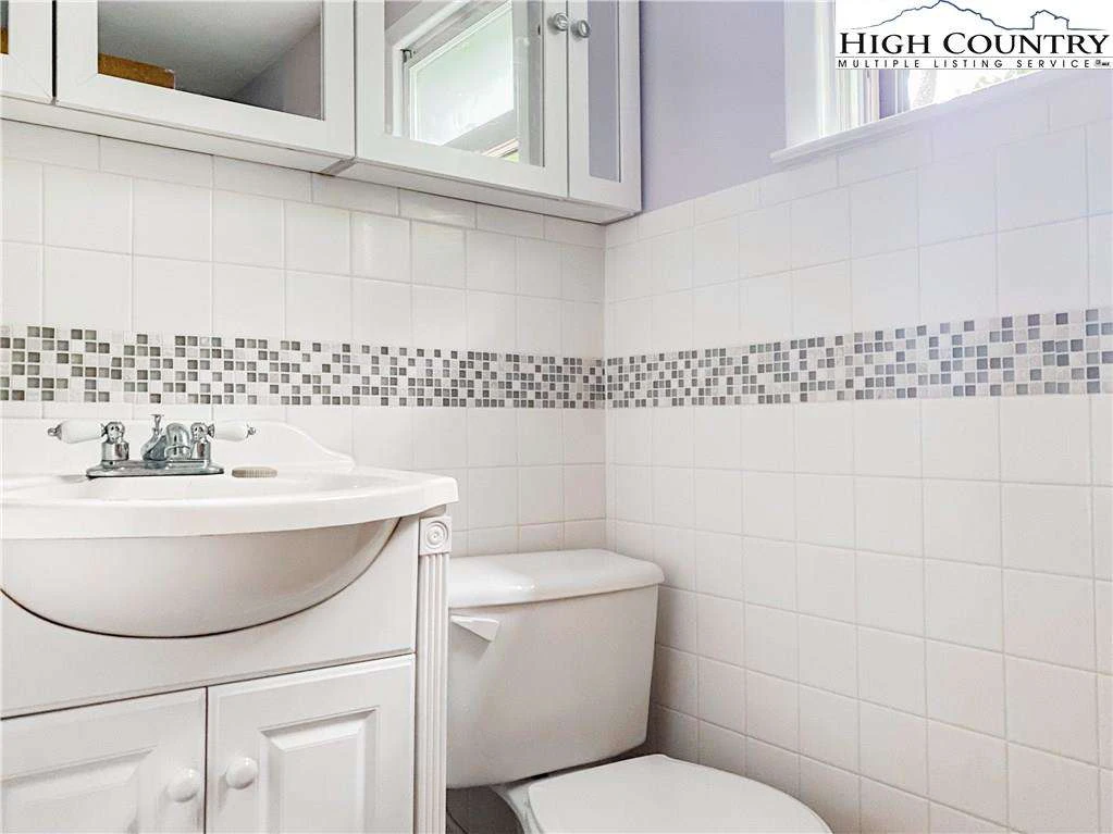 Image number 9 for the current listing